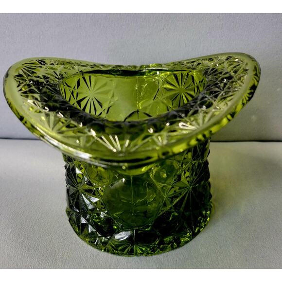 Fenton Vintage Emerald Daisy & Button Top Hat Embossed Texture Vase 3.4" Tall - Picture 2 of 14